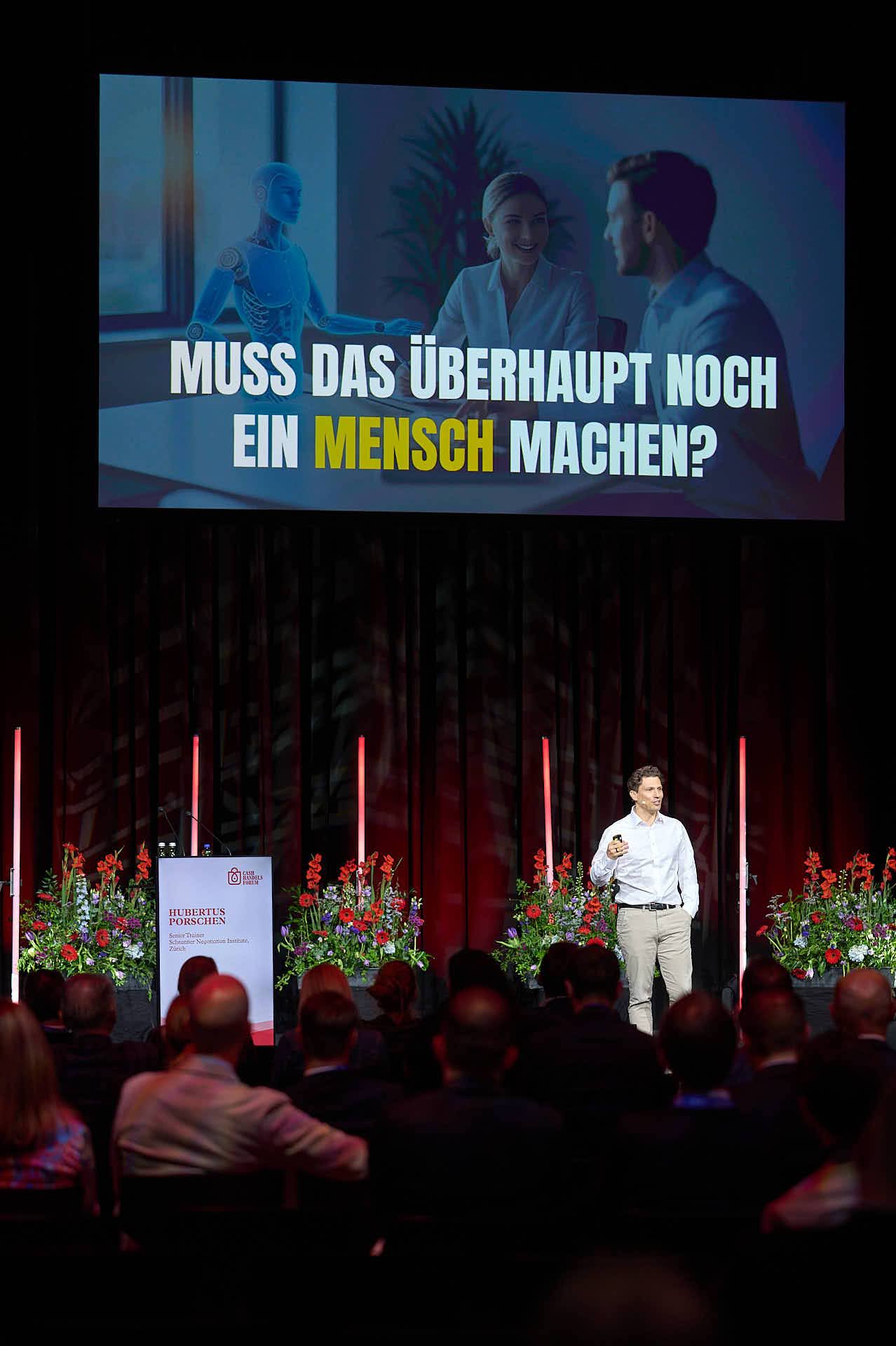 Dr. Hubertus Porschen auf der Bühne beim Cash Handelsforum